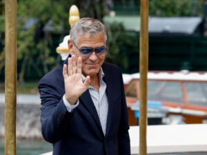 Corc Kluni Trampın Fransa vətəndaşlığını almaqla bağlı zarafatına cavab verib