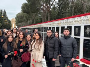 “Loqos” Psixoloji və Nitq Mərkəzinin kollektivi Şəhidlər Xiyabanını ziyarət edib