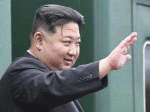 Kim Çen In Kursk vilayətini azad edən əsgərlərin şərəfinə tikilən muzeyə baş çəkib