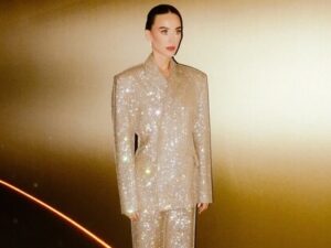 Keti Perri qızılı rəngli, daşlarla bəzədilmiş kostyumda səhnəyə çıxıb