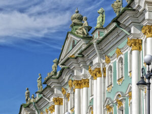 Ermitajda bir ziyarətçi İmperatriçanın heykəlinə zərər verdiyinə görə saxlanılıb Ermitajda bir ziyarətçi İmperatriçanın heykəlinə zərər verdiyinə görə saxlanılıb