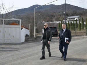 Prezident Ağdərə rayonunun Çapar kəndində görülmüş işlərlə tanış olub