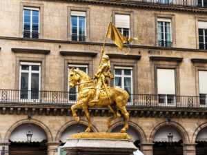 Parisdə bir kişi Janna d’Arkın abidəsindən qılıncın bir hissəsini oğurlayıb