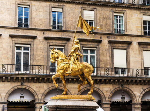 Parisdə bir kişi Janna d’Arkın abidəsindən qılıncın bir hissəsini oğurlayıb Parisdə bir kişi Janna d’Arkın abidəsindən qılıncın bir hissəsini oğurlayıb