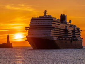 Kuba sahillərində təqaüdçü kruiz gəmisindən yıxılıb