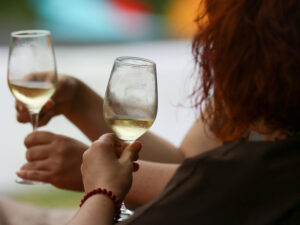 Bir həkim yuxusuzluqla spirtli içki ilə mübarizə aparmağın təhlükələrini müəyyən edib Bir həkim yuxusuzluqla spirtli içki ilə mübarizə aparmağın təhlükələrini müəyyən edib