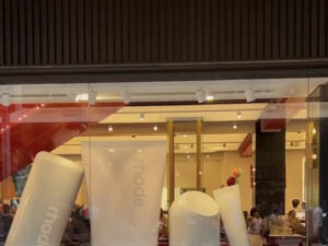 Heyli Biber Sidneydə vafli bişirmə məntəqəsi açıb Heyli Biber Sidneydə vafli bişirmə məntəqəsi açıb