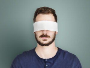 Alimlər tamamilə kor olan bir kişinin görmə qabiliyyətini qismən bərpa ediblər