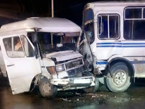 Lənkəranda avtobusla mikroavtobus toqquşub Lənkəranda avtobusla mikroavtobus toqquşub