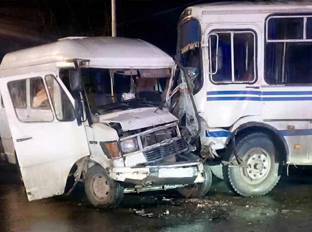 Lənkəranda avtobusla mikroavtobus toqquşub Lənkəranda avtobusla mikroavtobus toqquşub