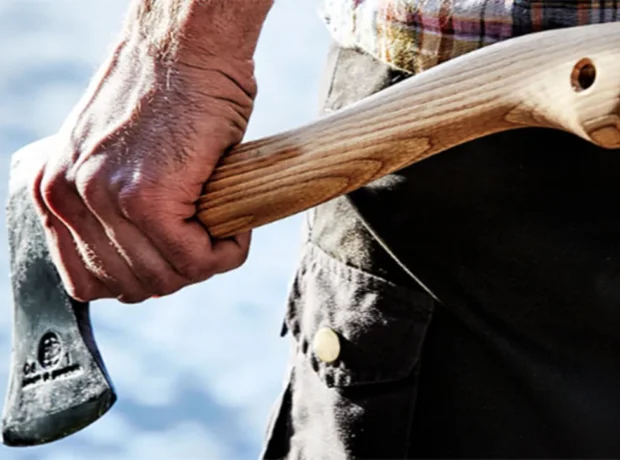 Azərbaycanda 38 yaşlı kişi balta ilə uşaqlara hücum edib Azərbaycanda 38 yaşlı kişi balta ilə uşaqlara hücum edib