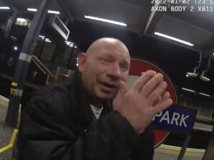 Metroda yuxuya gedən sərnişinə bir kişi sataşıb