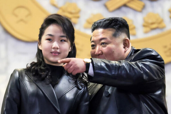 Kim Çen In və qızı hərbi parada eyni geyimlərdə qatılıblar Kim Çen In və qızı hərbi parada eyni geyimlərdə qatılıblar