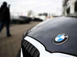 BMW dünya üzrə yüz minlərlə avtomobili geri çağırıb