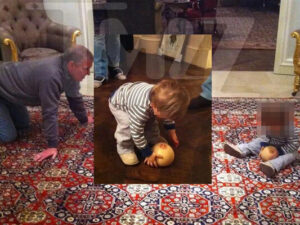 Keçmiş Şahzadə Endryu qadın sinəsinə bənzəyən topu olan körpə ilə oynayıb Keçmiş Şahzadə Endryu qadın sinəsinə bənzəyən topu olan körpə ilə oynayıb