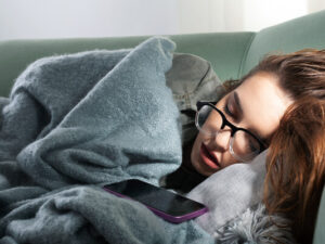 Həkim yastıqdakı tüpürcəyin hansı xəstəlikləri göstərə biləcəyini izah etdi