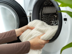 Bioloq, şarfların nadir hallarda yuyulması səbəbindən dəri xəstəliklərinin inkişaf riski barədə xəbərdarlıq etdi