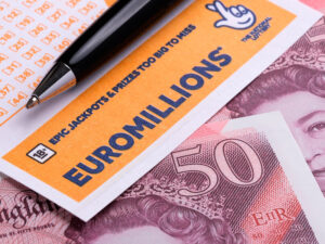 Satıcı lotereyada 1,5 milyon avro qazanan müştərini aldadaraq bileti özünə götürüb