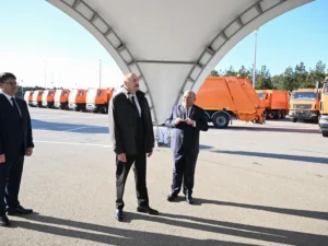 Prezident İlham Əliyev Bakıda məişət tullantıları daşıyan texnikalarla tanış olub