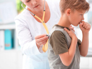 Həkim uşaqlarda uzun müddət davam edən öskürəyin gizli təhlükələri barədə xəbərdarlıq edib