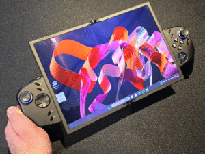 Lenovo, Windows əməliyyat sistemi və qatlanan ekrana malik Steam Deck-ə bənzər bir cihaz təqdim etdi