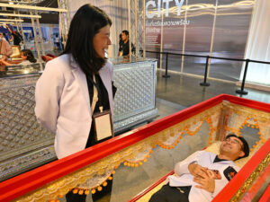 Taylandda keçirilən festivalda qonaqlar müxtəlif ölçülü və rəngli tabutlarda uzanmağa dəvət olunub