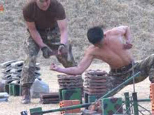 Şimali Koreya əsgərləri Kim Çen Inın qarşısında çılpaq sinə nümayişi keçiriblər Şimali Koreya əsgərləri Kim Çen Inın qarşısında çılpaq sinə nümayişi keçiriblər