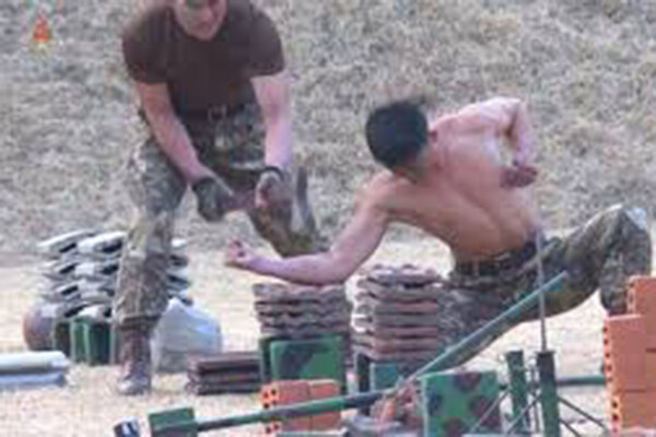 Şimali Koreya əsgərləri Kim Çen Inın qarşısında çılpaq sinə nümayişi keçiriblər Şimali Koreya əsgərləri Kim Çen Inın qarşısında çılpaq sinə nümayişi keçiriblər