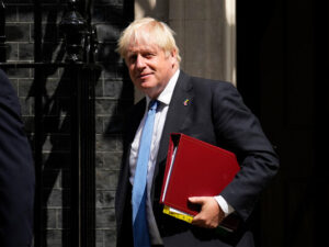 Boris Conson Starmeri İranla döyüşmək istəməməsinə görə tənqid etdi