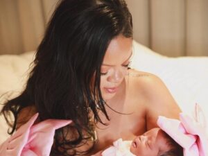 Rihanna ilk dəfə ictimaiyyət qarşısına altı aylıq qızı ilə çıxdı Rihanna ilk dəfə ictimaiyyət qarşısına altı aylıq qızı ilə çıxdı