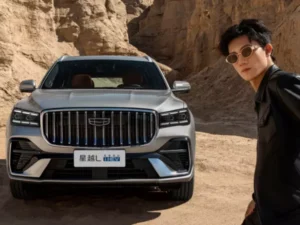 Geely masaj funksiyası və lyuku olan əlverişli bir krossover təqdim etdi