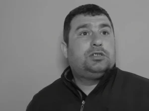 Övladının dəfnində “TikTok”da canlı yayım açan atanın iki uşağı əlindən alındı