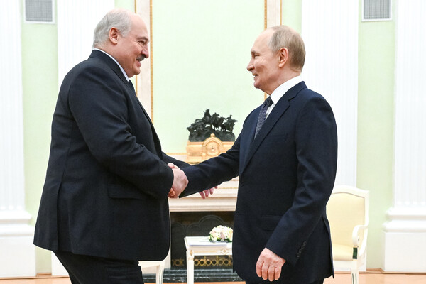 Putin Lukaşenkoya ustad dərsi keçdi Putin Lukaşenkoya ustad dərsi keçdi