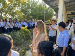 Angelina Jolie uğursuz plastik əməliyyat şayiələrindən sonra ilk dəfə Kambocada ictimaiyyət qarşısına çıxdı