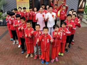 Çində son 30 ildə “super ata” 300 uşağı övladlığa götürüb