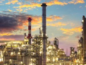 Səudiyyə Ərəbistanında baş verən tətil nəticəsində böyük neft emalı zavodunda yanğın baş verib