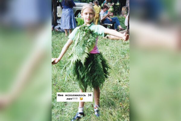 Kristina Asmus uşaqlıq fotosunu paylaşıb Kristina Asmus uşaqlıq fotosunu paylaşıb